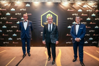 El diseñador Félix Ramiro viste a la directiva de El Suplemento para sus eventos de gala